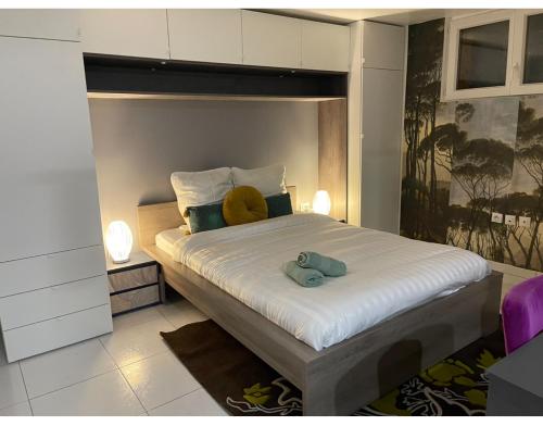 een slaapkamer met een bed met een teddybeer erop bij Studio confortable 5’ metro in Vitry-sur-Seine
