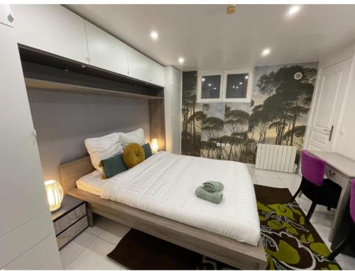 een kleine slaapkamer met een groot bed in een kamer bij Studio confortable 5’ metro in Vitry-sur-Seine