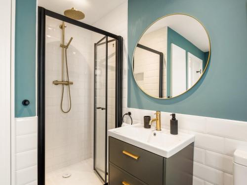 uma casa de banho com um lavatório e um espelho em The Executive at Clifden Boutique Apartments em Clifden