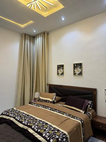 ein Schlafzimmer mit einem großen Bett und einer Decke in der Unterkunft Three bedroom duplex at chevron lekki, Lagos in Lekki