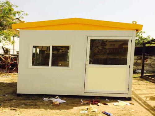 mała biała szopa z żółtym dachem w obiekcie Containers house w mieście Meerut