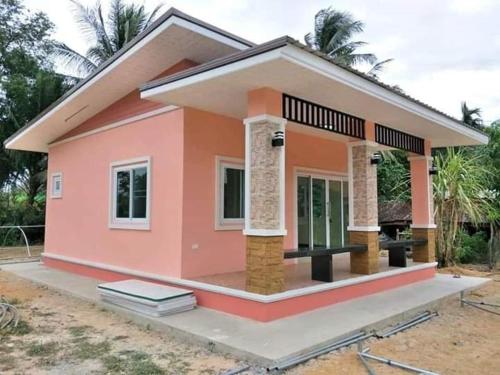 un modello di una piccola casa rosa di Containers house a Meerut