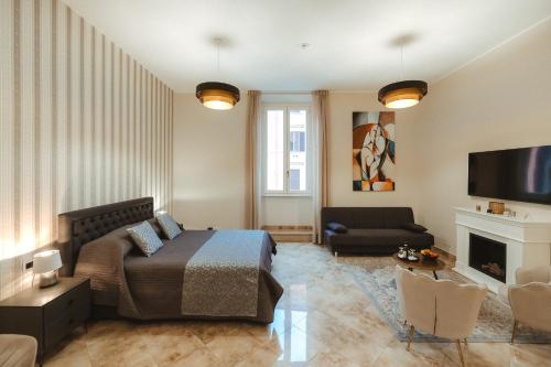 Lifestyle and Suites في تشيفيتافيكيا: غرفة نوم مع سرير وغرفة معيشة