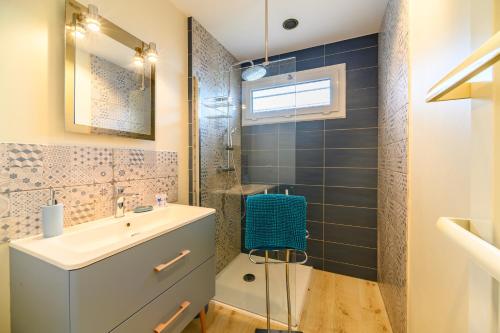 a bathroom with a sink and a shower at Maisonnette Chez Georges in Metzeral