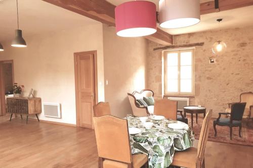 a dining room with a table and chairs at Monpazier Situation idéale Lumineux Terrasse in Monpazier
