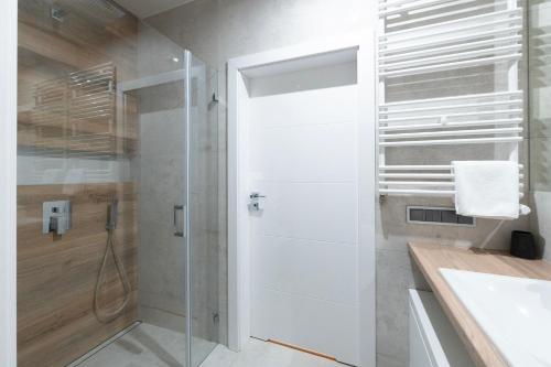 eine Dusche mit Glastür im Bad in der Unterkunft Very Stylish&Secure Penthouse -Free Parking in Łódź