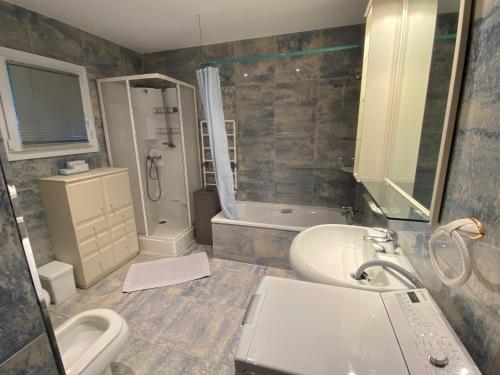 studio luxueux tesisinde bir banyo