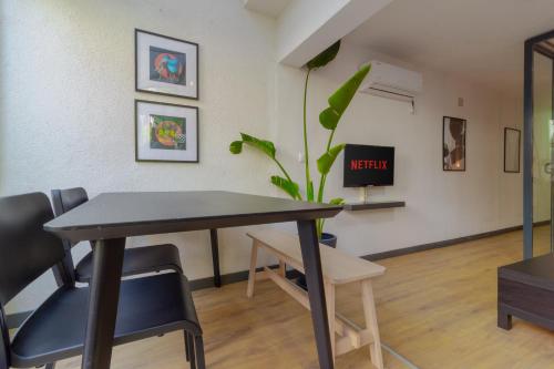 Μια τηλεόραση ή/και κέντρο ψυχαγωγίας στο Alex Suites Lara
