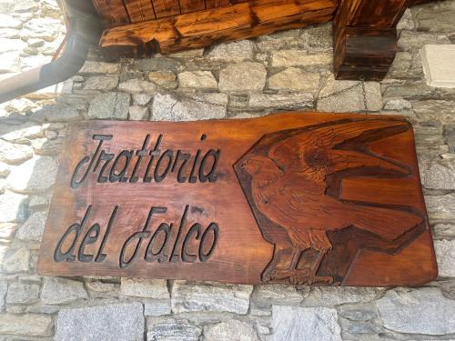 Ein Schild mit einem Vogel auf dem Boden. in der Unterkunft Hotel del Falco in Gravedona