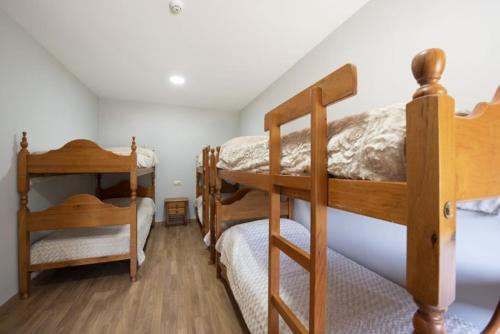 1 Schlafzimmer mit 2 Etagenbetten im Dachgeschoss in der Unterkunft Vila Vilariño Albergue Hotel & Restaurante in Ourense