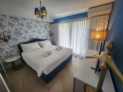 una camera da letto con un letto con carta da parati blu e bianca di Annabel's Suite Apartament a Roquebrune-Cap-Martin
