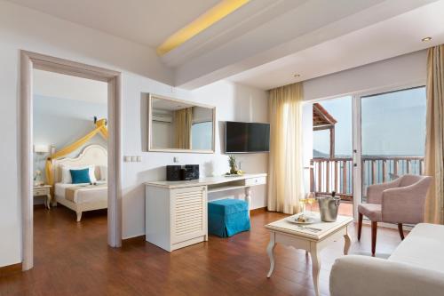 TV a/nebo společenská místnost v ubytování Alexander Beach Hotel & Village Resort