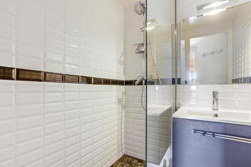 ein Badezimmer mit Waschbecken und Dusche in der Unterkunft Domaine de la Gaillarde in Roquebrune-sur-Argens