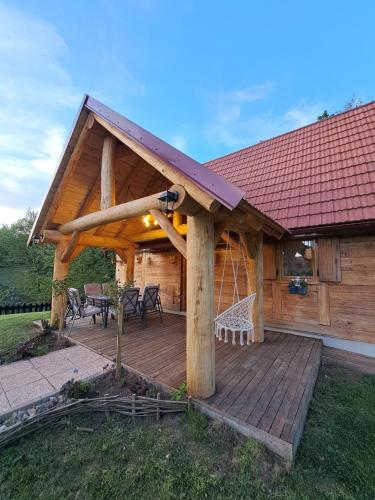 Casa con terraza de madera con techo en Guest house Mihovil, en Slunj
