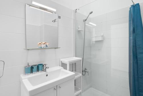 サンミゲル・デ・アボナにあるAmarilla Golf Apartmentの白いバスルーム(シンク、シャワー付)