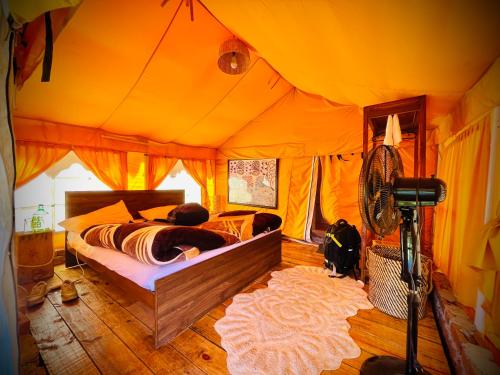 een slaapkamer met een bed in een tent bij Ananta Prana in Mussoorie
