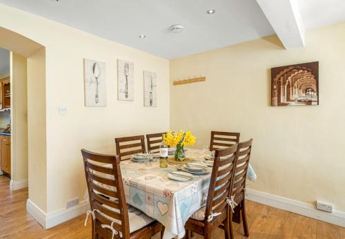a dining room with a table and chairs at King's Apartment in Clifden