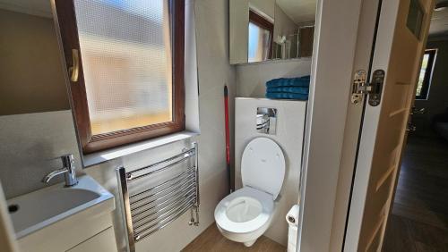 Holiday Home in Killarney في كيلارني: حمام صغير مع مرحاض ومغسلة