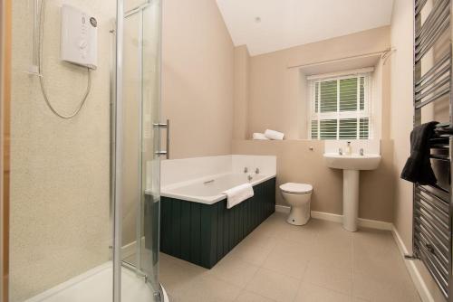 een badkamer met een wastafel, een toilet en een douche bij Lyme Grass in Bamburgh