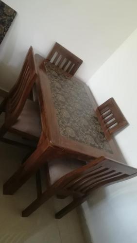 une chaise en bois assise au-dessus d'une table dans l'établissement House boat house of common, à Srinagar