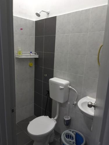 Koupelna v ubytování Farisya Guest House Bandar Jengka