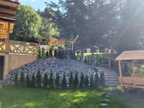 a garden with a stone walkway and a fence at Willa Ozark in Zawóz