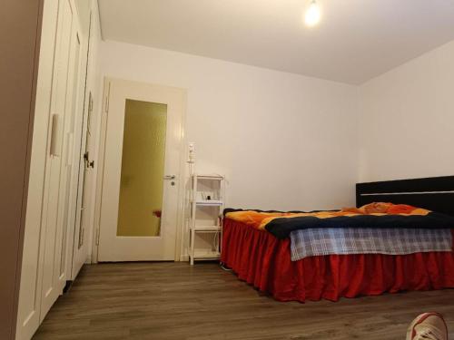 1 dormitorio con 2 camas y puerta a un armario en Serviced Studio St Gallen City L51, en St. Gallen