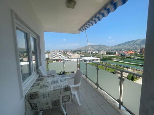 balcón con mesa, sillas y vistas en Shtepi Pushimi, en Velipojë
