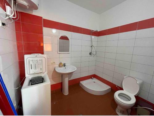 uma pequena casa de banho com WC e lavatório em Shtepi Pushimi em Velipojë