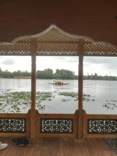 - une vue sur l'eau avec un bateau dans l'établissement House boat house of common, à Srinagar