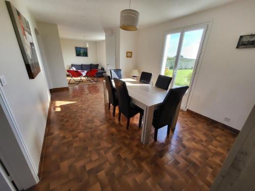 une salle à manger avec une table et des chaises dans l'établissement 625-VIlla Penzer pour surfer a St Tugen, à Primelin