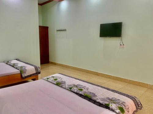 TV a/nebo společenská místnost v ubytování Nhà Nghỉ Hưng Mạnh