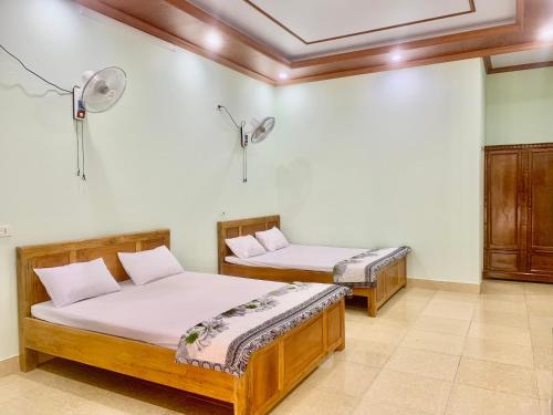 Postel nebo postele na pokoji v ubytování Nhà Nghỉ Hưng Mạnh