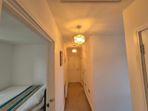 einen Flur mit einem Bett und einer Decke in der Unterkunft One Double Room in a 4 bedroom family home in Broomfield in Chelmsford