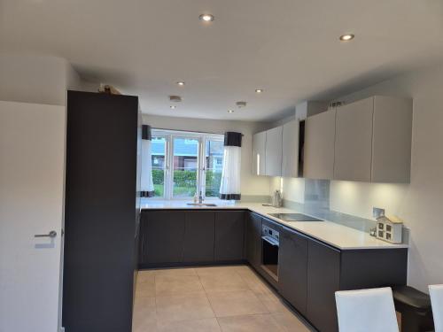 Double Room in a shared 4 bedroom family home in Broomfieldにあるキッチンまたは簡易キッチン
