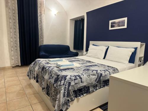 een slaapkamer met een bed en een stoel erin bij Intero alloggio: appartamento bilocale in Alessandria