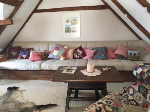 a living room with a couch and a table at Forsthartl 7 Landhausurlaub in Steinbach