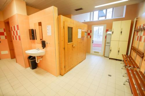 W pokoju znajduje się łazienka z umywalką i toaletą. w obiekcie Pràcatinat Hotel & Restaurant w mieście Fenestrelle