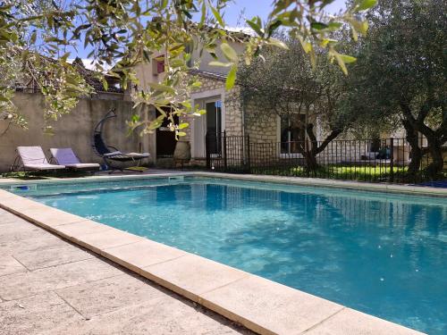 een zwembad voor een huis bij La maison champêtre - Rendez-vous en Provence in Althen-des-Paluds