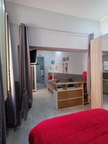 - une chambre avec un lit et un salon dans l'établissement Il Piccolo Scrigno, à Palerme