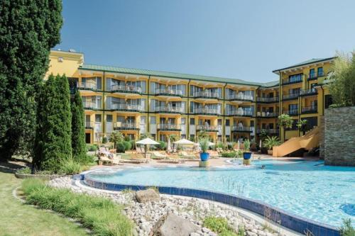 un hôtel avec une piscine et un complexe dans l'établissement EurothermenResort Bad Schallerbach - Hotel Paradiso Superior, à Bad Schallerbach