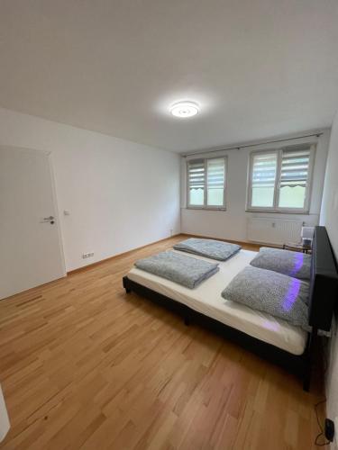 ein Schlafzimmer mit 2 Betten und einem TV in der Unterkunft Charmante 3-Zimmer-Wohnung Zentral in Wiesbaden in Wiesbaden