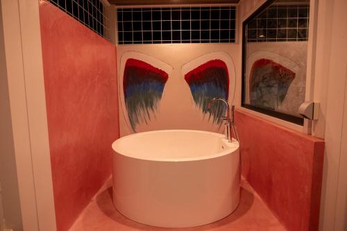 a bathroom with a bath tub in the corner at 海都-kaito- TOKYOBAY in Futtsu