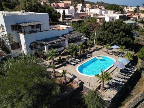 an aerial view of a villa with a swimming pool at Villa Alba Appartamenti in Kamma