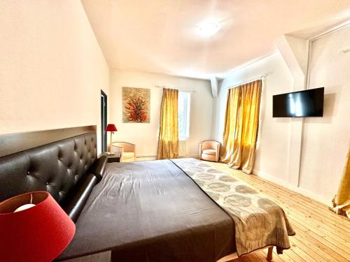 ein Schlafzimmer mit einem großen Bett in einem Zimmer in der Unterkunft Vivre la vie de château in Amboise