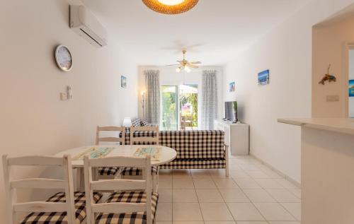 eine Küche und ein Esszimmer mit einem Tisch und Stühlen in der Unterkunft Regina Gardens Lovely Apartment in Paphos City