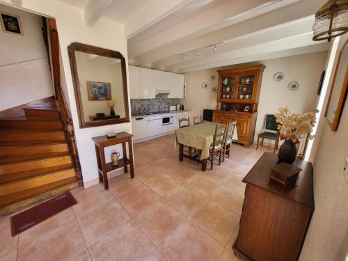 - une cuisine et une salle à manger avec une table et un miroir dans l'établissement 680-Villa Kerven-Pors Tarz, à Primelin