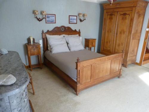 ein Schlafzimmer mit einem Bett mit einem Bettrahmen aus Holz in der Unterkunft 680-Villa Kerven-Pors Tarz in Primelin