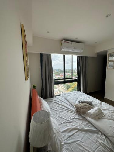 um quarto com uma cama grande e uma janela em CozyLuxury apartment solaris em Acra