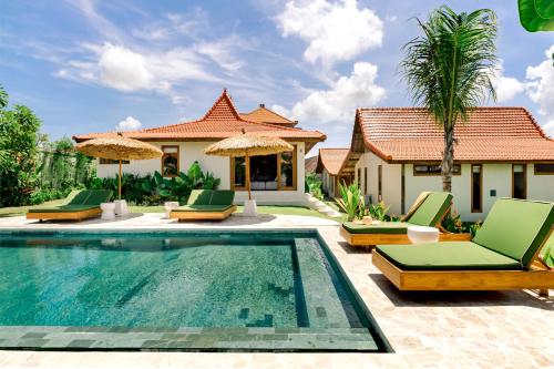 een villa met een zwembad en een resort bij Luxury Joglo 7BR Ideal for Groups & Families in Dalung